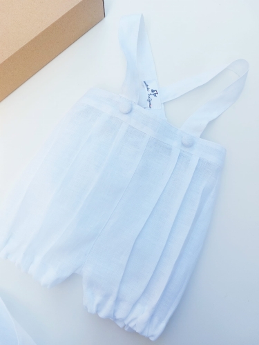 szorty lniane białe z zakładkami i szelkami, lniane eleganckie spodenki do chrztu na roczek lato.jpg