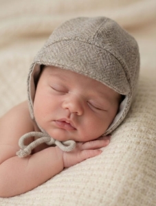 Wełniana czapka z daszkiem dla chłopca beżowa jodełka