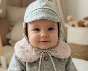 Szara wełniana czapka z daszkiem dla chłopca 
