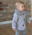 Szary płaszczyk dla chłopca Płaszcz niemowlęcy dla chłopca.png