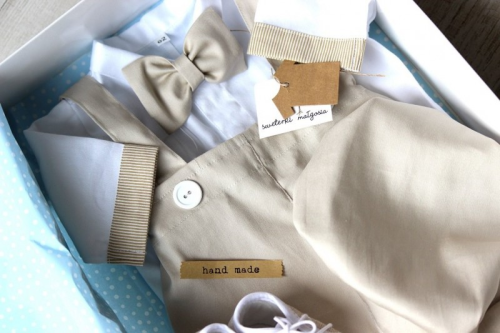 Bawełniany beżowy komplet do chrztu dla chłopca.png