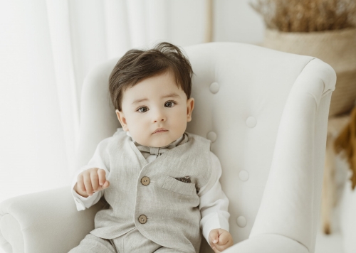 Lniana beżowa kamizelka do chrztu na roczek dla chłopca